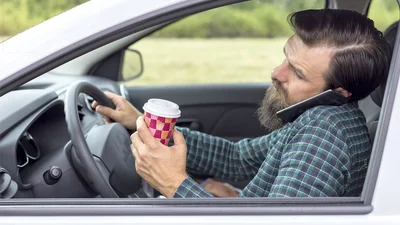 Причини та наслідки відволікання водія за кермом - Auto24