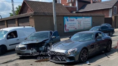 В Киеве разбили эксклюзивный Mercedes-AMG GT: фото