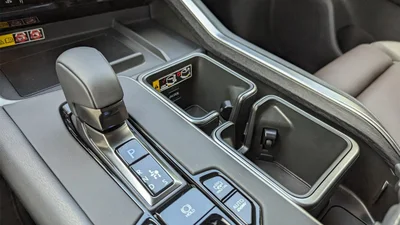 У Lexus TX ніша для стаканчиків трансформується - Auto24