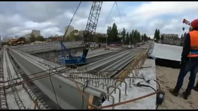 На Дегтяревском путепроводе смонтировали балки: видео - Auto24