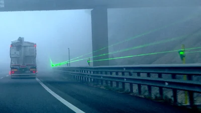 В Іспанії через туман увімкнулися лазерні маяки: опис, фото, відео - Auto24