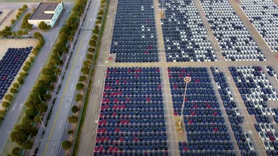 Тысячи электромобилей Tesla в Китае ждут загрузки: видео - Auto24