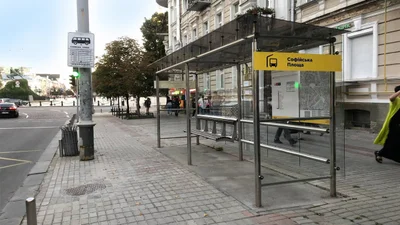У Києві замість бетонних укриттів для пасажирів зроблять скляні зупинки