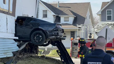 Ford Mustang пробил дыру в частном доме: фото