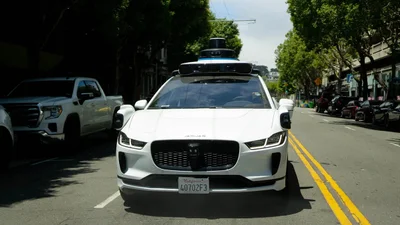 Невідомі знищили безпілотне таксі Waymo в Сан-Франциско - Auto24