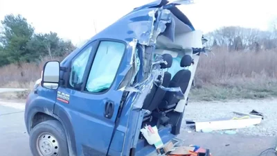 Потяг розірвав фургон навпіл, але ніхто не постраждав: відео - Auto24
