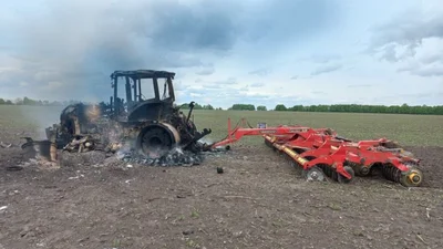 Пошкоджена сільгосптехніка виставлена вздовж дороги на польский кордон - Auto24