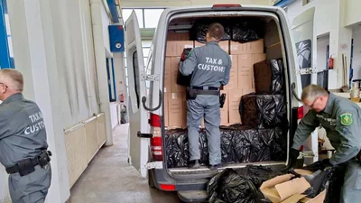 Венгерские таможенники разоблачили контрабанду, которую везли под мнимым дипломатическим прикрытием - Auto24