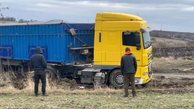 12 дней доставали из грязи грузовик, который объезжал весовой контроль: видео - Auto24