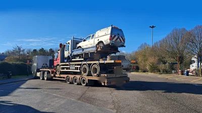 Пікап та дві вантажівки в напівпричепі: фото - Auto24