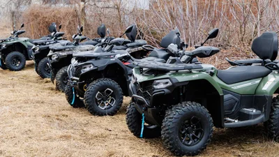 Малопомітні в складках місцевості квадороцикли з причепами працюють як евакуатори - Auto24