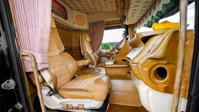 Дві Scania перетворили на шикарні кабінети на колесах: фото, відео