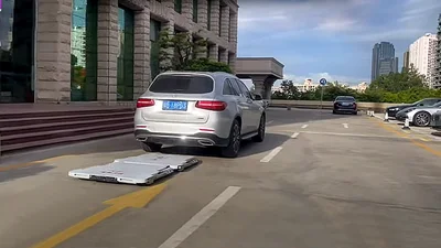 Як робот-евакуатор забирає автомобіль з забороненого місця парковки: відео