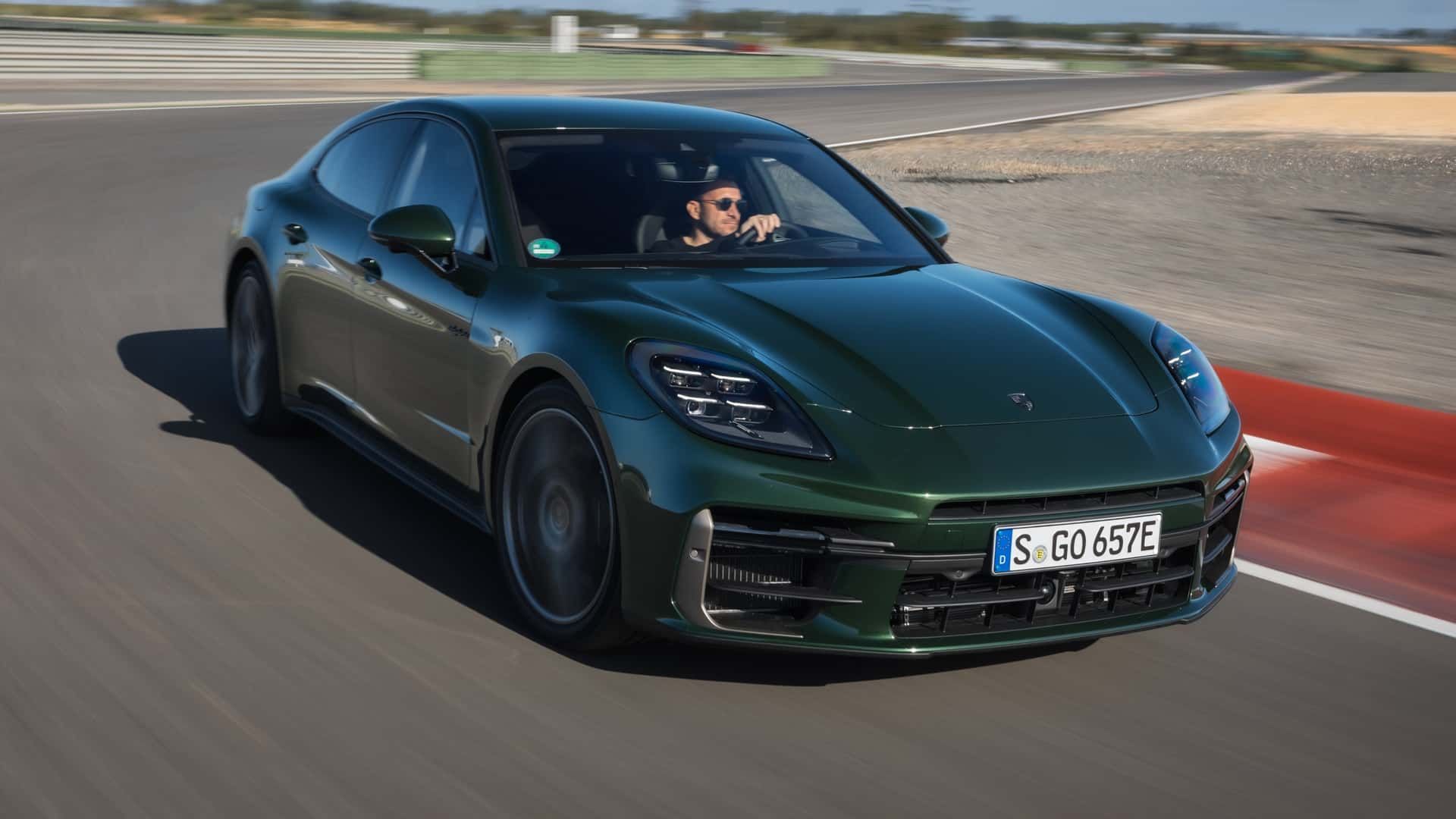 Топову Porsche Panamera 2025 оцінили в 300 тисяч доларів Auto24