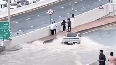 Владелец электрического Porsche Taycan проехал через затопленные улицы Дубая