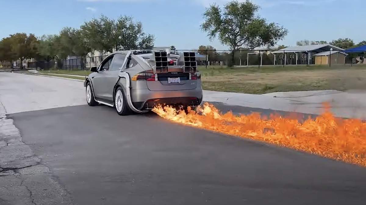 Мастера переоборудовали Tesla Model X по мотивам фильма 