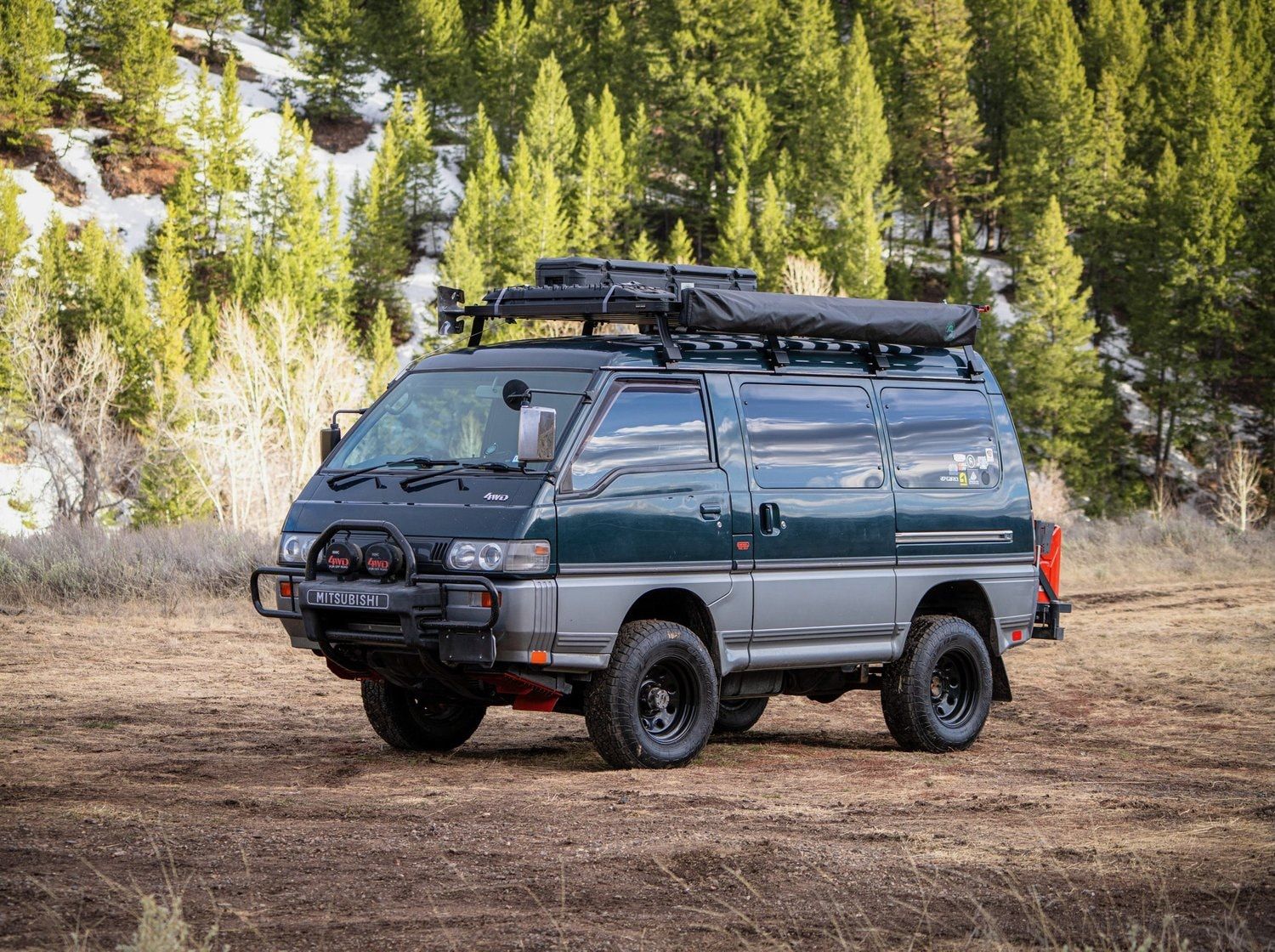 Маленький Mitsubishi Delica превратили в уникальный дом на колесах: видео -  Auto24