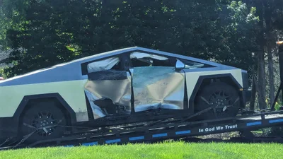 Появились фото первого уничтоженного в ДТП Tesla Cybertruck