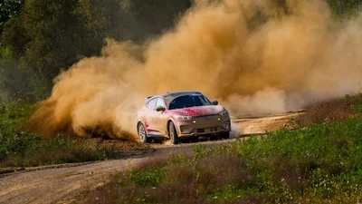 Ford тестирует "раллийный" Mustang Mach-E: видео - Auto24