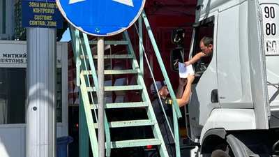 Перетині кордону водіями фур та автобусів: чи треба бронь - Auto24