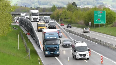 У Швейцарії ремонтують дорогу, не зупиняючи рух: відео