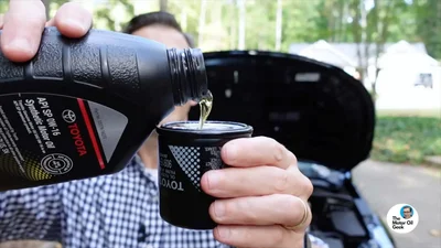 Нужно ли отдельно заливать масло в фильтр двигателя автомобиля: видео