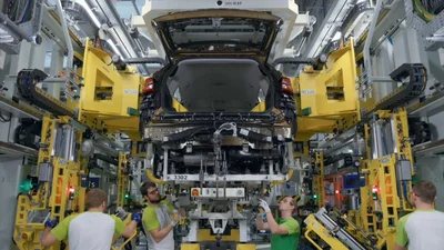 Как выглядит "свадьба" при производстве автомобиля: видео