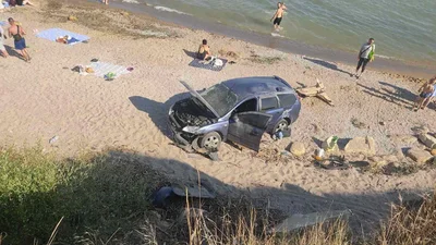 На Одещині на пляж з відпочивальниками впала автівка - Auto24