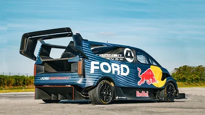 Всі сміялися з того фургона, а він взяв і виграв гонку в Гудвуді - Auto24