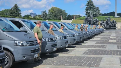 Відразу 100 бусів Volkswagen Transporter передано зхахисникам - Auto24