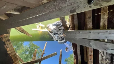 Водій Ford F-750 зруйнував найстаріший міст у штаті Мен: фото - Auto24