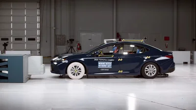 Краш-тест Toyota Camry 2025: результати - Auto24