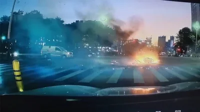 Електросамокат вибухнув на ходу прямо під людиною: відео - Auto24