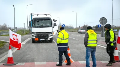 Польскі фермери оголосили в блокаді прикордонної автодороги антракт до 10 грудня - Auto24