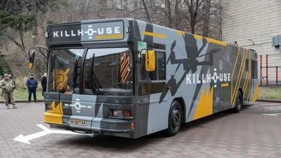 У Києві зі старого автобуса МАЗ зробили мобільну школу для підготовки пілотів дронів - Auto24