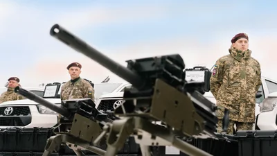 Що повезли на фронт 40 подарованих пікапів - Auto24