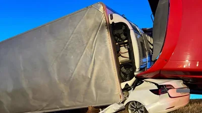 Водій Tesla вцілів у старшному ДТП з фурою й через це купив новий електромобіль - Auto24