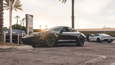 В Калифорнии работает больше зарядных станций для электромобилей, чем бензоколонок - Авто24