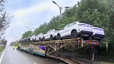 Китайські автовози 41-метрової довжини перевозять за раз 30 автівок - Auto24