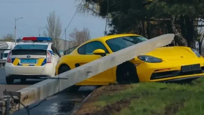 В Днепре водитель на Porsche сбил столб: фото