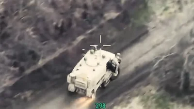 Відео евакуації бронеавтомобіля у зоні бойових дій - Auto24