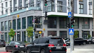 На улицах Львова появился уже пятый по счету "умный" светофорный комплекс - Auto24