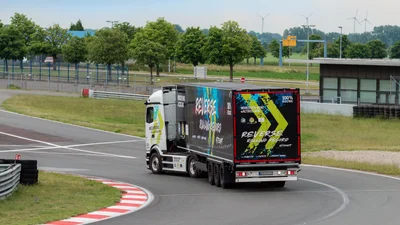 У новому рекорді реверсного руху водій Mercedes eActros 600 покинув спортивний трек і погнав на автодорогу - Auto24