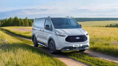 Заднеприводный Ford Transit Custom получит еще один двигатель на переднюю ось и будет в схеме колес 4х4 - Auto24
