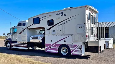 Кемперна фура ще й стала гаражем для Suzuki Samurai - Auto24