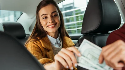 Чайові водіям таксі в Україні та Європі: скільки і за що найчастіше залишають - Auto24