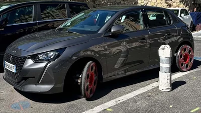 Цікавий Peugeot 208 з дивними колесами помітили у Марселі: фото - Auto24
