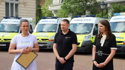 Армійським медикам від благодійників перепало сім "швидких" та два евакуаційних пікапів - Auto24