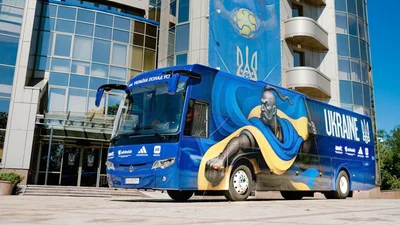 Национальная сборная по футболу получила свой первый автобус для выездов: описание, фото, видео - Auto24
