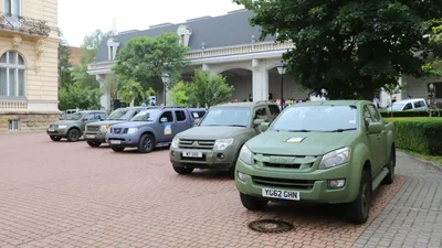 Позашляховики від британських фермерів дісталися "королівській бригаді" і медикам - Auto24